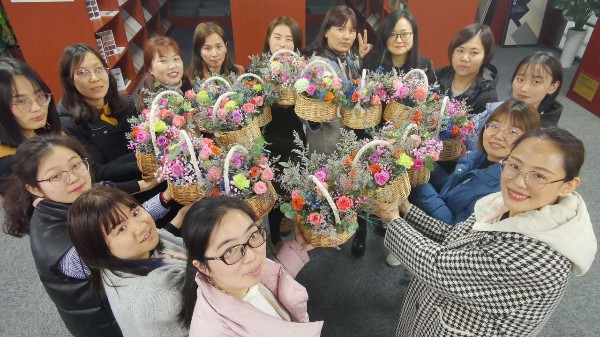 【fun88乐天堂女神节插花活动】愿所有的女神们像美丽的鲜花，永远盛开，绽放自我！